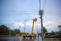遭遇最強(qiáng)雷暴雨 供電公司全力搶修受損線(xiàn)路