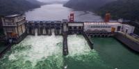清江流域三大電站開閘泄洪 2017年入汛以來(lái)首次