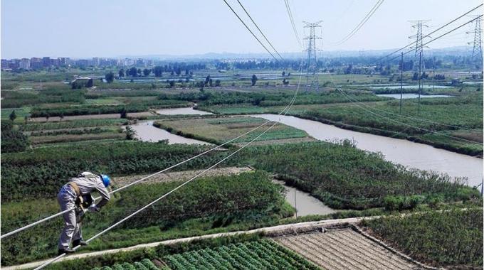 高空作業(yè)線路體檢 確?？煽抗╇? /></a>
				<span>高空作業(yè)線路體檢 確保可靠供電</span>
			</li>
			<li>
				<a href=
