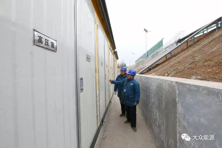 漲知識(shí)！高速公路上汽車(chē)怎么邊跑邊？