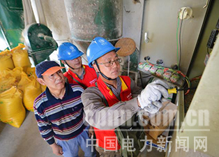 中國電力新聞網(wǎng)訊 通訊員 毛強 報道 近日，湖北武漢漢南區(qū)供電公司員工主動放棄假期休息時間，來到農(nóng)村養(yǎng)殖戶家中，為其檢修飼料加工設(shè)備，服務(wù)農(nóng)村群眾增收致富。