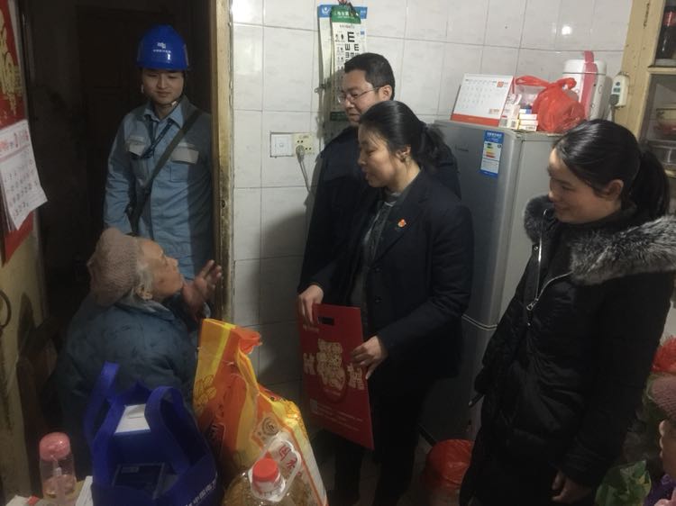 廣西桂林供電局“春風(fēng)行動”送溫暖