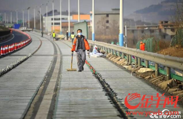 可移動(dòng)充電可無人駕駛 “超級(jí)公路”離我們有多遠(yuǎn)？