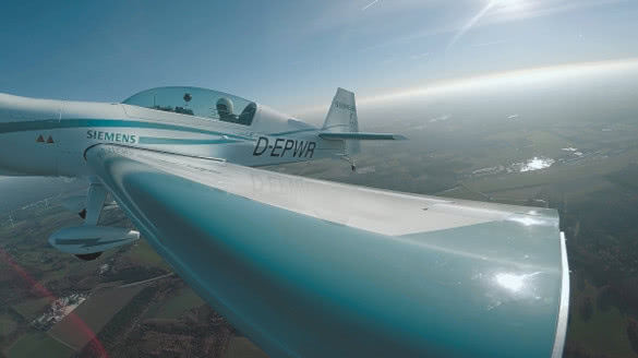 Extra 330LE電動(dòng)飛機(jī)采用西門子電機(jī)，創(chuàng)造了全新世界紀(jì)錄