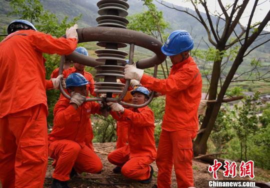 圖為電力工人首次在特高壓復(fù)奉線重慶段開展整串絕緣子串更換工作。　周毅 攝