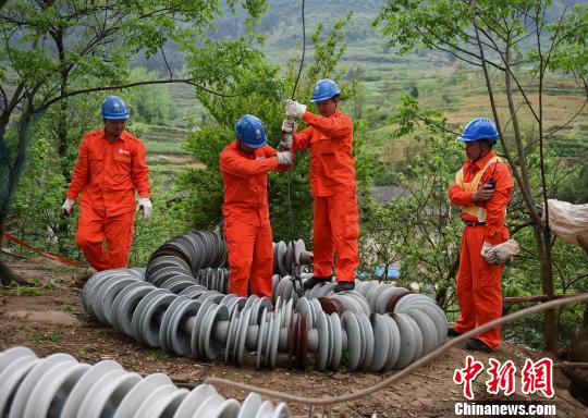圖為電力工人首次在特高壓復(fù)奉線重慶段開展整串絕緣子串更換工作?！≈芤?攝