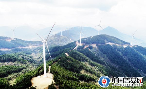 華能靈華山風(fēng)力發(fā)電場(chǎng)風(fēng)力發(fā)電機(jī)矗立在群山之中