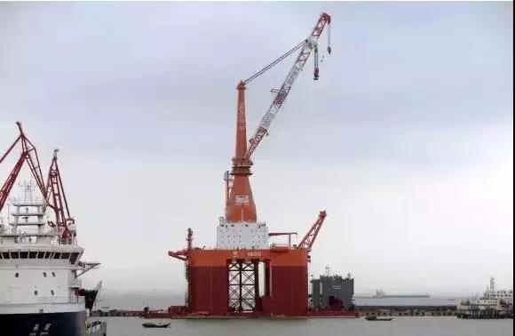 可抗16級(jí)臺(tái)風(fēng)、服務(wù)10MW海上風(fēng)機(jī)！全球首制深潛坐底多功能風(fēng)電工程船交付