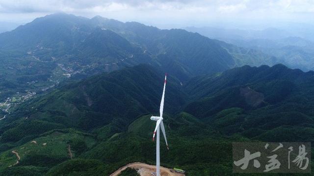 芙蓉山巔“電芙蓉”開花 風(fēng)力發(fā)電首臺(tái)機(jī)組順利安裝
