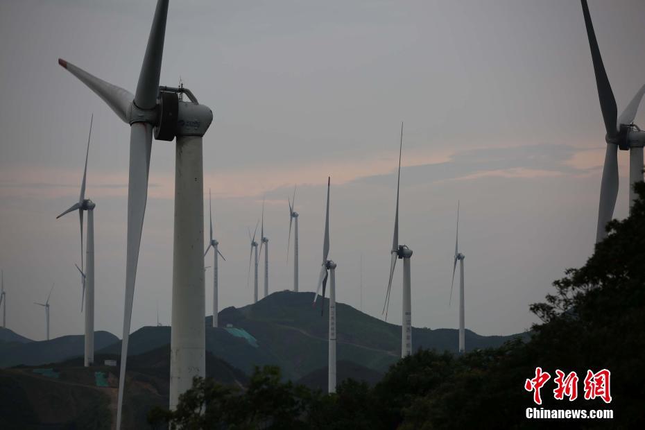 航拍江西泰和高山風(fēng)電項(xiàng)目 風(fēng)機(jī)矗立山脈如巨型"風(fēng)車(chē)"