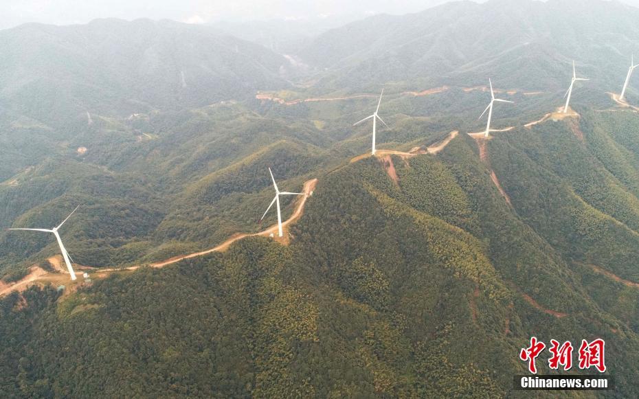 航拍江西泰和高山風(fēng)電項(xiàng)目 風(fēng)機(jī)矗立山脈如巨型"風(fēng)車(chē)"