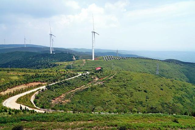 風(fēng)光絕美搭配 ！無人機與風(fēng)力發(fā)電機“試比高”