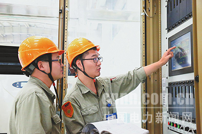 近日，國電哈密煤電開發(fā)有限公司在2號機組檢修期間，開展了“C修微課堂”崗位練兵活動，助力青工成長成才，掀起了“學技術(shù)、提素質(zhì)”的熱潮。圖為該公司電氣二次班勵磁專工在講解勵磁小電流試驗原理。