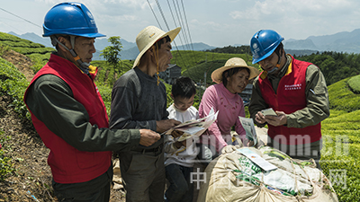 近日，湖北鶴峰供電公司走馬供電所員工開展安全用電知識(shí)宣傳活動(dòng)，將安全用電知識(shí)送到木耳山茶葉采摘現(xiàn)場。